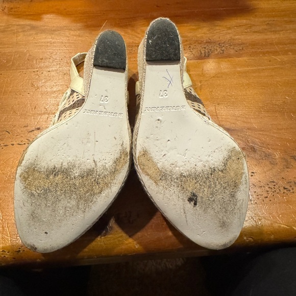 Beautiful gently used Burberry wedged in size 37 - Picture 2 of 4